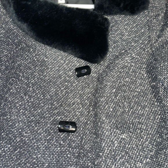 Gorgeous Size 8 Petite Jacket. MUST BE BUNDLED - Picture 3 of 9